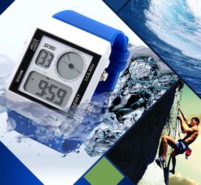 اثنان المنطقة الزمنية الرياضة Mutifunction الرقمية ووتش الشريط البلاستيك مع 5 ألوان الإضاءة الخلفية