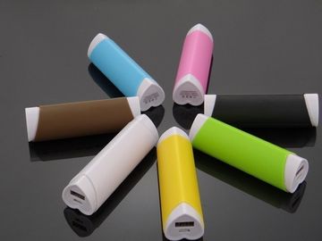 شكل قلب أحمر الشفاه USB المحمولة قوة البنك لفون / آي بود، ملون