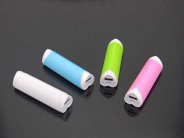 شكل قلب أحمر الشفاه USB المحمولة قوة البنك لفون / آي بود، ملون